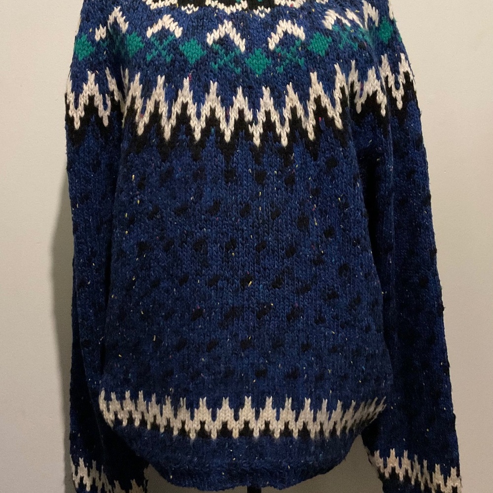 BY  PETER ENGLAND  PULLOVER , SIZE MEDIUM  UNISEX  SALE